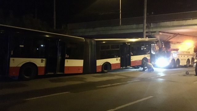 V Brně boural noční autobus, zranilo se 11 lidí, tři těžce